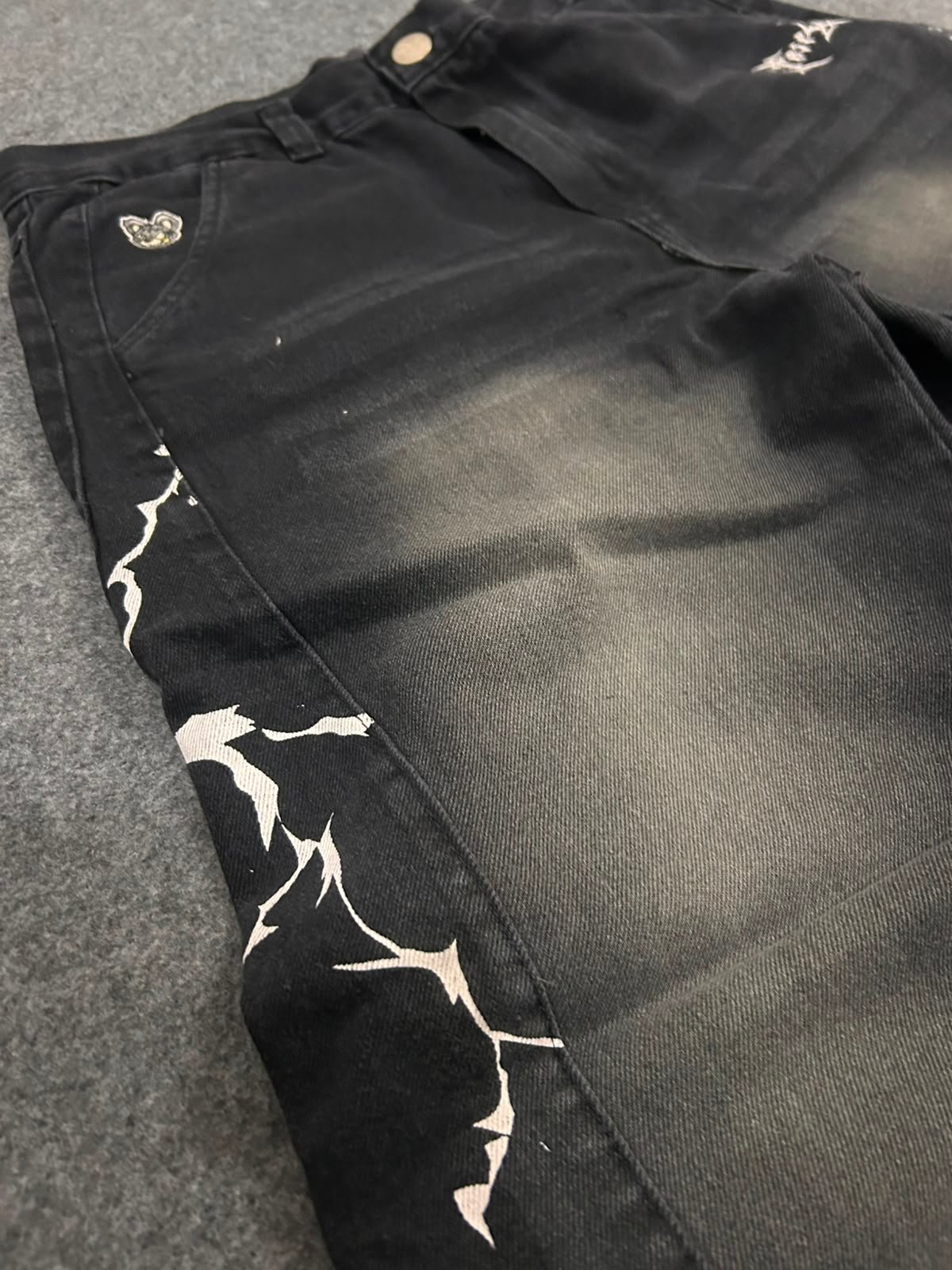 Calça Jeans Baggy Preta com Estampa Lateral - Imagem 2